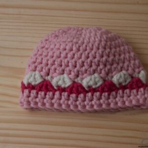 Mütze magnolie mit Muschelbordüre magenta-weiss
