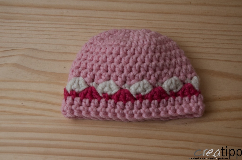 Mütze magnolie mit Muschelbordüre magenta-weiss