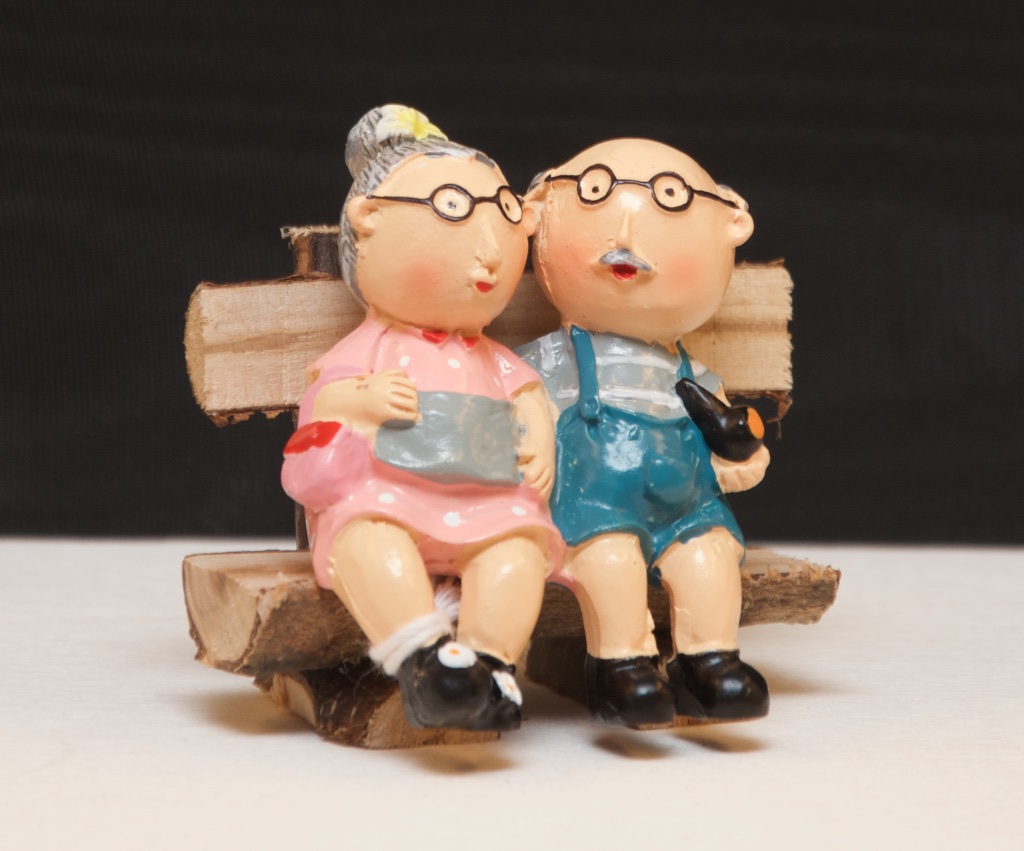 Oma und Opa sitzend