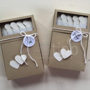 Böxli Kraftpapier, Zuckersticks mit crème Herzen mit weissen Punkten
