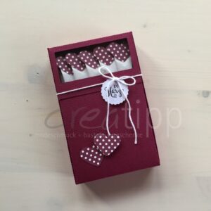 Böxli bordeaux "vo Härze", Zuckersticks mit bordeaux Herzen mit weissen Punkten
