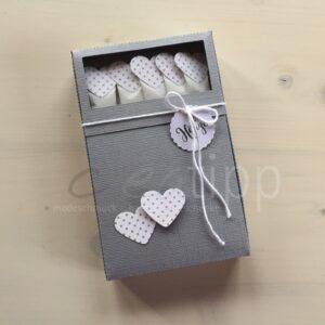 Böxli grau "vo Härze", Zuckersticks mit weissen Herzen mit grauen Punkten