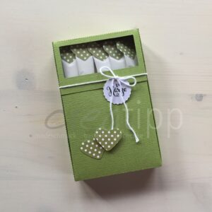 Böxli grün "vo Härze", Zuckersticks mit oliven Herzen mit weissen Punkten
