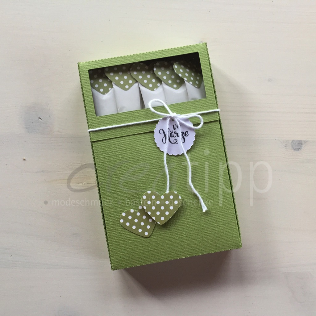 Böxli grün "vo Härze", Zuckersticks mit oliven Herzen mit weissen Punkten
