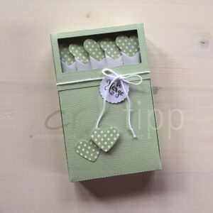 Böxli pastellgrün "vo Härze", Zuckersticks mit pastellgrünen (celery) Herzen mit weissen Punkten