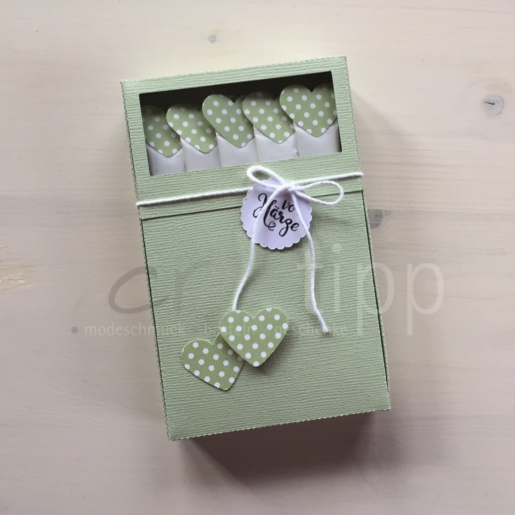 Böxli pastellgrün "vo Härze", Zuckersticks mit pastellgrünen (celery) Herzen mit weissen Punkten