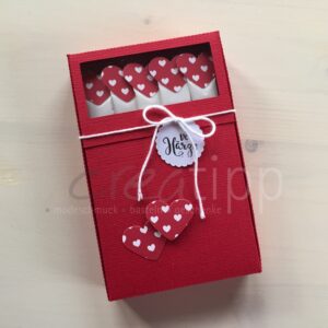 Böxli rot "vo Härze", Zuckersticks mit roten Herzli mit weissen Herzli
