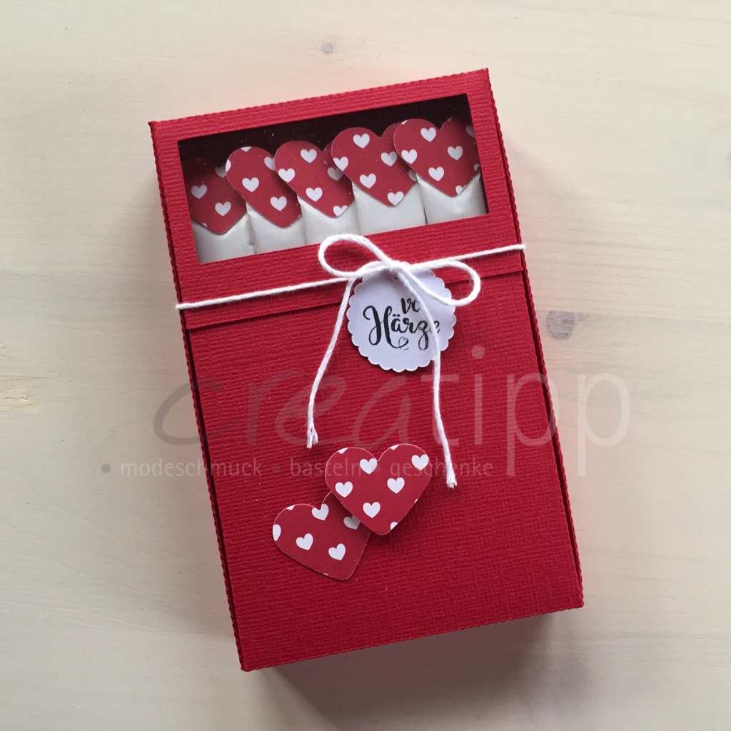 Böxli rot "vo Härze", Zuckersticks mit roten Herzli mit weissen Herzli