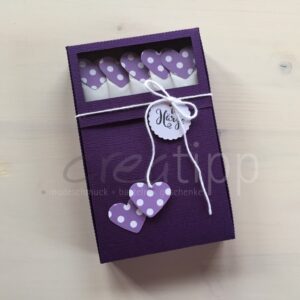 Böxli violett "vo Härze", Zuckersticks mit violetten Herzen mit weissen Punkten
