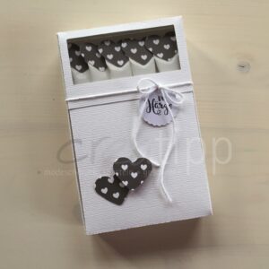 Böxli weiss "vo Härze", Zuckersticks mit taupe Herzen mit weissen Herzli