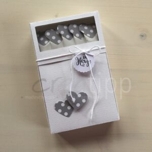 Böxli weiss "vo Härze", Zuckersticks mit grauen Herzen mit weissen Punkten