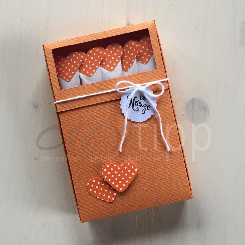 Böxli orange "Vo Härze", Zuckersticks mit orangen Herzli mit weissen Punkten