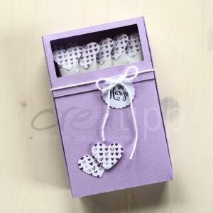 Böxli flieder "Vo Härze", Zuckersticks mit weissen Herzli mit violetten Herzli