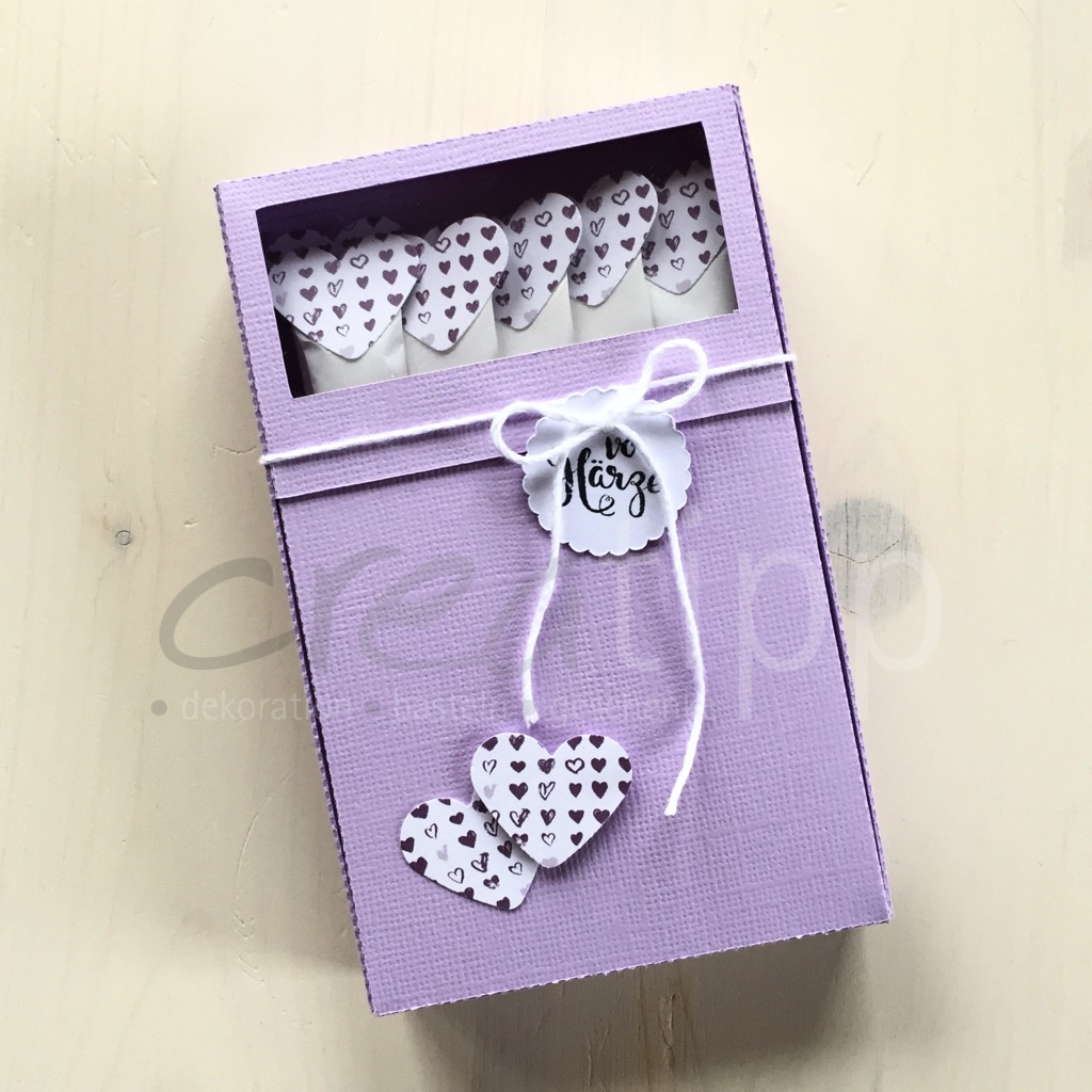 Böxli flieder "Vo Härze", Zuckersticks mit weissen Herzli mit violetten Herzli