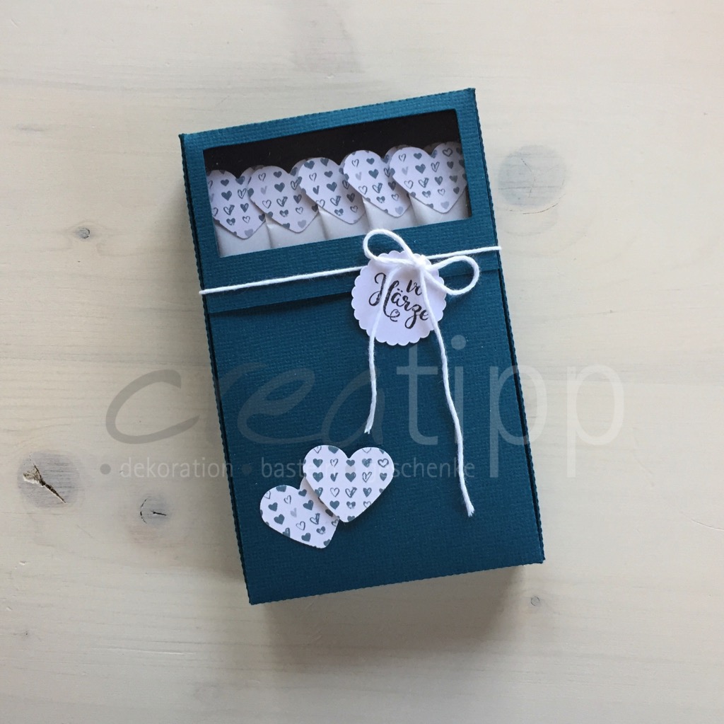 Böxli petrol (dunkel) "vo Härze", Zuckersticks mit weissem Herz mit blauen (petrol) Herzli