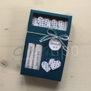Böxli petrol (dunkel), Zuckersticks mit weissem Herz mit blauen (petrol) Herzli