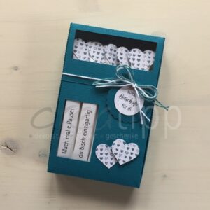 Böxli petrol, Zuckersticks mit weissem Herz mit blauen (petrol) Herzli