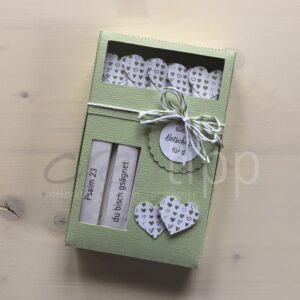Böxli pastellgrün, Zuckersticks mit weissem Herz mit grünen (oliv) Herzli