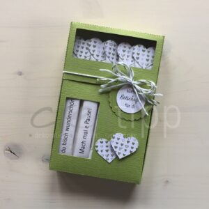 Böxli grün, Zuckersticks mit weissem Herz mit grünen (oliv) Herzli