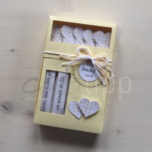 Böxli gelb, Zuckersticks mit weissem Herz mit gelben Herzli