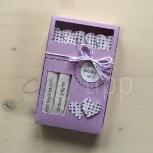 Böxli flieder, Zuckersticks mit weissem Herz mit violetten Herzli