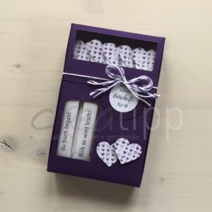 Böxli violett, Zuckersticks mit weissem Herz mit violetten Herzli