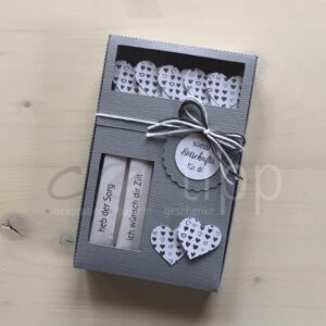 Böxli grau, Zuckersticks mit weissem Herz mit grauen Herzli