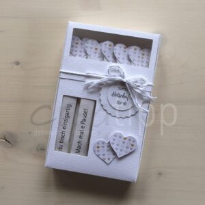 Böxli weiss, Zuckersticks mit weissem Herz mit silbrigen und goldigen Herzli