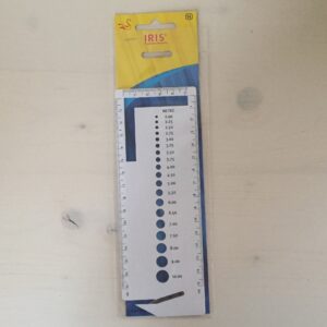 Massstab mit Messer und "Stricknadeln-Grösse-Tabelle"