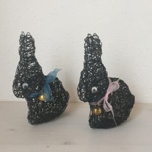 Drahthäsli mit Halsband und Glöggli