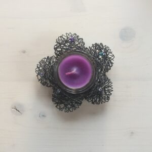 Blume schwarz klein, Kerze violett