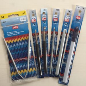 Verschiedene Häkel- und Stricknadeln