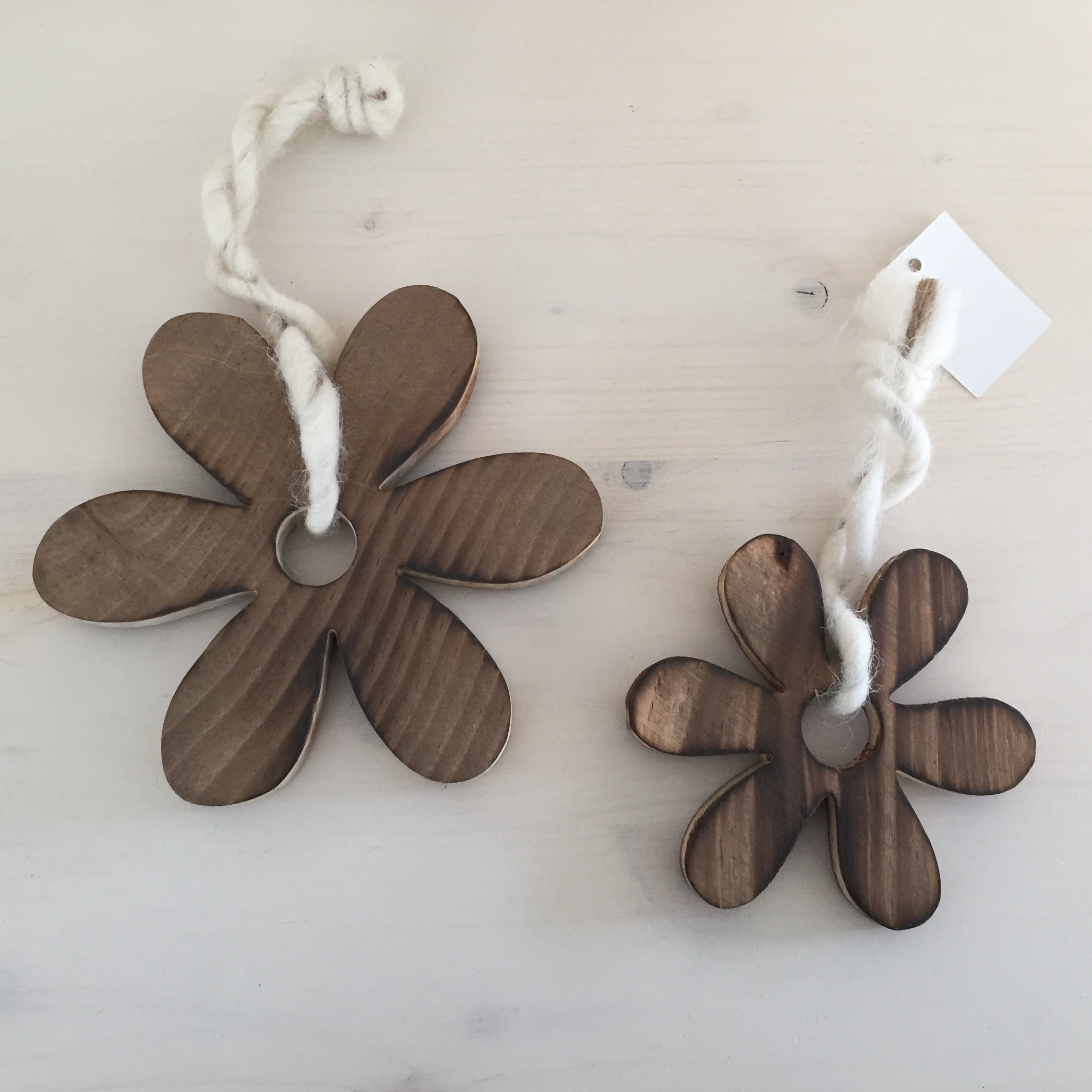 Holzblume mit Kordel