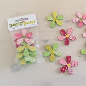 Holzblumen farbig mit Klebepunkt, 4 cm, Inhalt 8 Stück