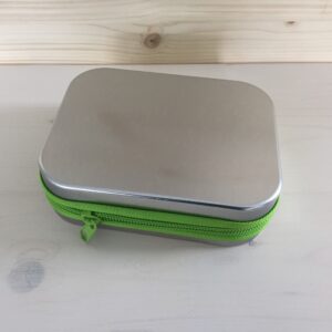 Blechdose mit grünem Reissverschluss