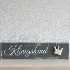 Königskind mit gehäkelter Krone, grau/weiss