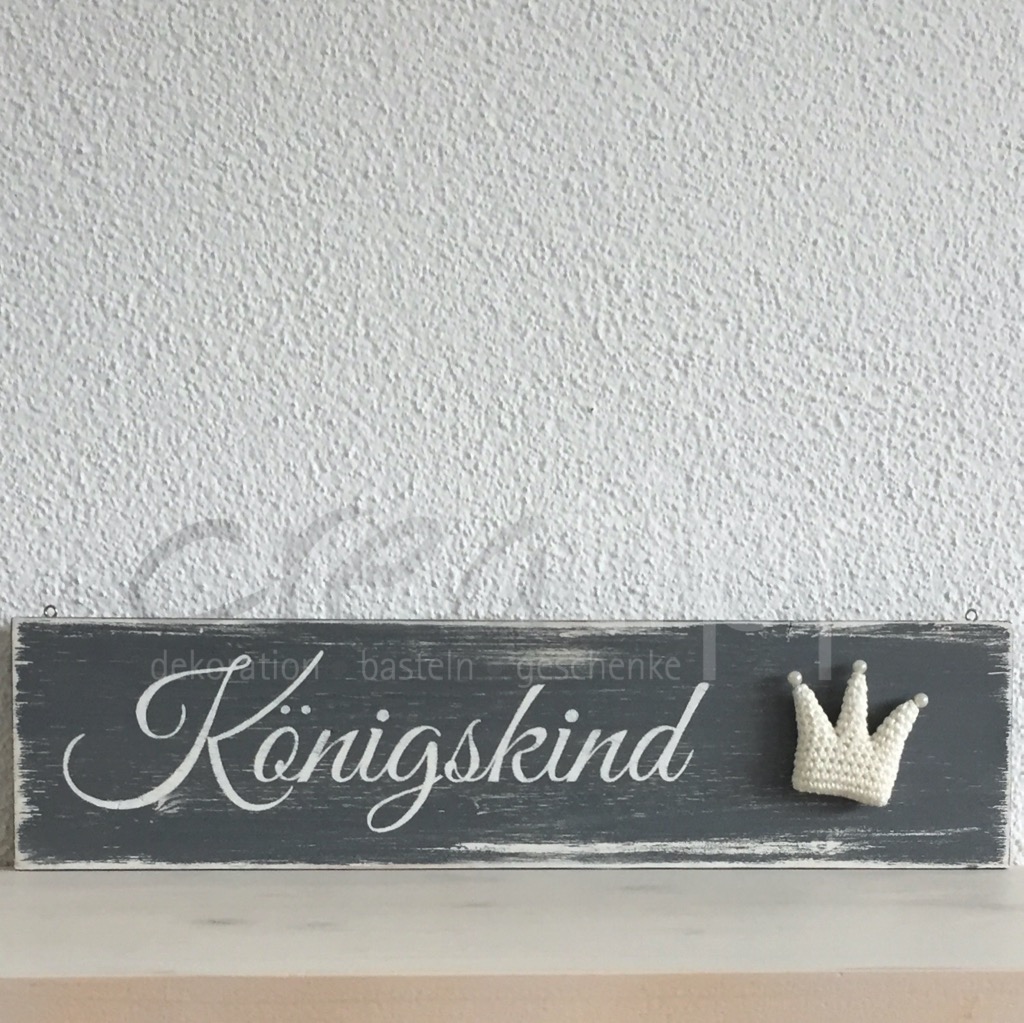 Königskind mit gehäkelter Krone, grau/weiss