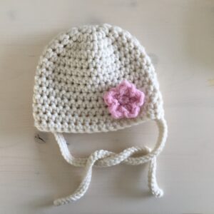Mütze weiss zum Binden mit rosa Blüemli