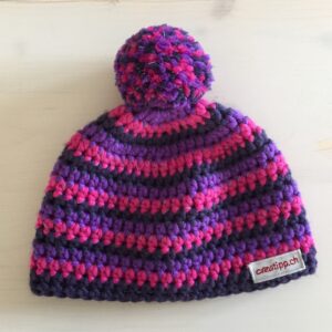 Dreifarbige Mütze mit Pompon und reflektierendem Beilauffaden (pflaume, violett, magenta)