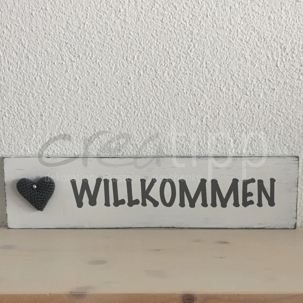 Willkommen mit gehäkeltem Herz, weiss/grau